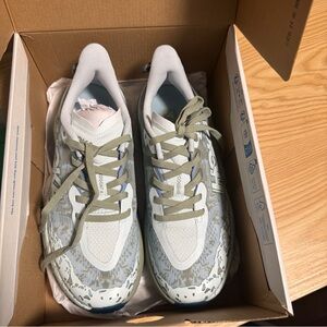 Hoka One One Kids Speedgoat  6 Youth Running Sneaker Shoes US GS 4-7 Fit Womens